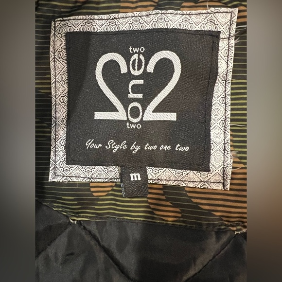 Two One Two Women’s Camouflage Bomber Jacket size Medium EUC - Picture 9 of 10